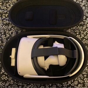 VR Headset with Case - White